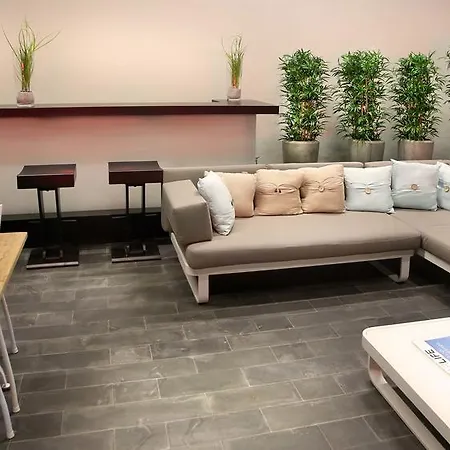 G Airport Apartment *