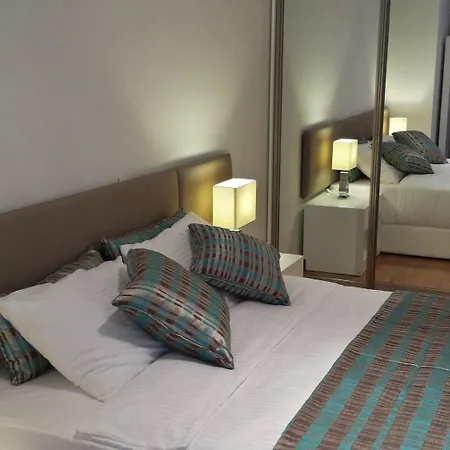 G Airport Apartment *